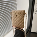 Borsa a tracolla trapuntata kaki con fiocco dorato e tracolla a catena tenuta in mano - Cachi