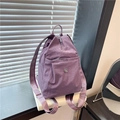 Modischer lila Nylon-Rucksack mit großem Fassungsvermögen und rundem Metall-M-Logo - Lila