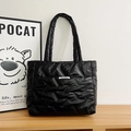 Zwarte gewatteerde tote bag voor dames met V-vormige stiksels en glanzende look - Zwart