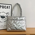 Zilveren gewatteerde puffer-draagtas met metallic afwerking en modieus label - Zilver