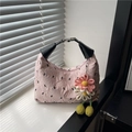 Schicke rosa Plissee-Schultertasche mit schwarzem Buchstabendruck und Strick-Sonnenblume - Mit Anhänger / Rosa