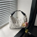 Weiße Falten-Schultertasche mit schwarzem Hasenprint und buntem Strickblumen-Anhänger - Mit Anhänger / Weiß