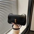 Bolso de hombro baguette negro clásico con cierre dorado y acabado de cuero mate liso - Negro