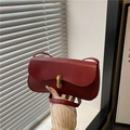 Bolso de hombro minimalista rojo oscuro con elegante hebilla de metal dorado - Rojo
