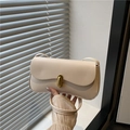 Bolso baguette crema de diseño minimalista con elegante cierre metálico dorado - Blanco