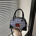 Blau-weiß karierte Mini-Bowlingtasche mit rotem Apfelprint und schwarzen Lederriemen - Schwarz