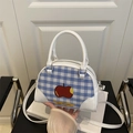 Borsa a scacchi blu e bianca con stampa a mela rossa e manici tondi bianchi - Bianco