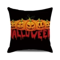 Detail eines schwarzen Halloween-Kissenbezugs mit fünf Kürbis-Illustrationen und Text - Blutiges Halloween Fünf Kürbisse (9)