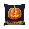 Detail eines Halloween-Kissenbezugs mit leuchtendem Jack-o'-lantern auf schwarzem Grund - Schwarzer Hintergrund Einzelne Kürbislampe (12)
