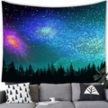Dettaglio dell'arazzo da parete con nebulosa stellata e foresta sopra un divano grigio - 150x100(Pelle di Pesca) / Stile Silhouette della Foresta Nebulosa Colorata (6)