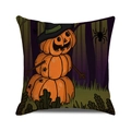 Detailopname van de stoftextuur van de Halloween pompoen kussenhoes met print - Tovenaarshoed Gestapelde Pompoenen (Paars Bos)