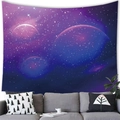 Arazzo cielo stellato con galassia viola appeso sopra un moderno divano grigio - 150x100(Pelle di Pesca) / Stile Pianeta Viola Blu Profondo (1)