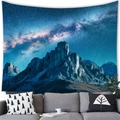 Wandteppich mit Sternenhimmel und schneebedeckten Bergen über einem grauen Sofa - 150x150 / Traumhafter Schneeberg (4)