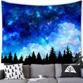 Detailansicht eines Galaxie-Sternenwald-Wandteppichs über einem grauen Sofa im Wohnzimmer - 150x150 / Sternenhimmel Wald (6)
