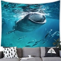 Dettaglio dell'arazzo con squalo balena e fauna marina sopra un divano grigio moderno - 150x100(Pelle di Pesca) / Squalo balena con pesci (6)
