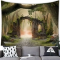 Dettaglio dell'arazzo foresta appeso sopra un divano grigio in un ambiente accogliente - 100x70(Pelle di Pesca) / Arco di Rovine della Foresta (17)