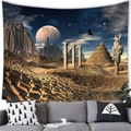 Arazzo egiziano con piramidi e cielo stellato appeso sopra un divano nel soggiorno - 4 / 200x150(Peluche Corto)