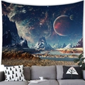 Dettaglio dell'arazzo spaziale con pianeti e montagne innevate sopra un divano grigio - 150x100cm / Stile 7 (Peluche Corto)