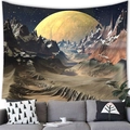 Dettaglio dell'arazzo con pianeta, cielo stellato e montagne sopra un divano moderno - 150x100cm / Modello 15 (Peluche Corto)