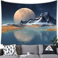 Dettaglio macro di un arazzo con luna e montagne innevate appeso sopra un divano decorato - 200x150cm / Style 16 (Peach Skin Fabric)