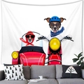 Dettaglio dell'arazzo creativo con cani appeso sopra un divano grigio moderno - 100x70(Pelle di Pesca) / Cani in Moto (Stile 10)