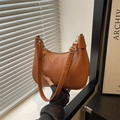 Bolso de hombro minimalista en cuero marrón con correa ajustable y herrajes plateados - Marrón