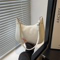 Bolso hobo blanco minimalista de cuero PU con correa ajustable y hebilla plateada - Blanco