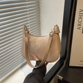 Bolso de hombro beige minimalista con forma de media luna y correa ajustable elegante - Caqui
