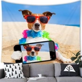 Arazzo da parete con bulldog che fa un selfie al mare per decorazione domestica - Selfie del Cane in Spiaggia (Stile 2) / 150x100cm