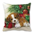 Détail de la housse de coussin de Noël avec motif chien sur tissu peau de pêche - Chien Marron Blanc près d'une Boîte Cadeau Rouge Vert (37)