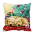 Housse de coussin Noël en peau de pêche avec chiots sous un sapin décoré et cadeaux - Chiot Doré se Blottissant et Dormant (33)
