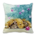 Détail du coussin de Noël avec chat et golden retriever sous un sapin festif en aquarelle - Chat et Chien sous l'Arbre aux Boules Roses (31)