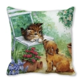 Détail d'une illustration d'animaux à l'aquarelle sur un coussin carré en peau de pêche - Chats et Chiens sur une Chaise de Jardin (20)