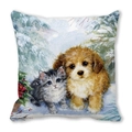 Gros plan d'une housse de coussin décorative avec chat et chien sur fond de neige d'hiver - Chat Gris et Chien Marron après la Neige (19)