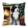 Détail du coussin de Noël montrant un chien et un chat près d'une cheminée - Chien à Poils Longs et Chat Roux (17)