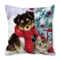 Détail de la housse de coussin de Noël avec chien et chat mignons, écharpe et cadeaux - Chat et Chien Assis avec Écharpe Rouge (15)