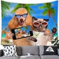 Arazzo da parete con barboncino e gatto in spiaggia sopra un divano grigio chiaro - 100x70(Pelle di Pesca) / Barboncino e Gatto con Cocktail (Stile 7)