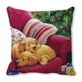 Housse de coussin Noël avec chiots dorés près du sapin sur un canapé rouge - Dormant Côte à Côte sur un Canapé Rouge (26)