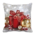 Detail eines Weihnachtskissenbezugs mit Druck von Geschenkbox, Kugeln und Beeren - 45x45 cm / Rote Geschenkbox Goldene Kugel (28)