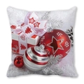 Nahaufnahme des Weihnachtskissens mit festlichen Geschenken und roten Ornamenten - 45x45 cm / Rote Schleife Geschenkbox Rote Kugel (25)