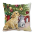 Coussin de Noël avec un chiot Golden Retriever et un chaton sous le sapin de Noël décoré - Golden Retriever et Chat Gris sous l'Arbre (6)