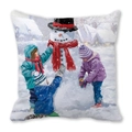 Cojín navideño de piel de melocotón con pintura al óleo de niños haciendo un muñeco - Muñeco de Nieve con Bufanda Roja (4)