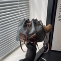 Sac seau rétro en denim avec détails en cuir et breloque ours en peluche à la main - Avec Pendentif Ours / Bleu
