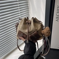 Sac seau en toile kaki avec cordon en cuir marron et breloque ours en peluche - Avec Pendentif Ours / Blanc