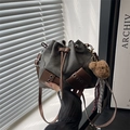Sac seau en toile gris foncé avec bordure en cuir marron et pendentif ours en peluche - Avec Pendentif Ours / Noir