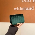 Mini borsa a tracolla alla moda in velluto verde smeraldo con catena d'oro e trapuntatura - Verde