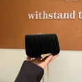 Elegante borsa a tracolla in velluto nero con trapuntatura e fibbia dorata - Nero