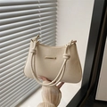 Elegante bolso de mano crema con asa de nudo y detalles metálicos dorados - Blanco