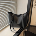 Sac fourre-tout minimaliste en similicuir noir avec texte posé sur un rebord de fenêtre - Noir