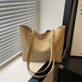 Grand sac cabas beige en similicuir avec imprimé Fashion & Bags et bretelles réglables - Kaki